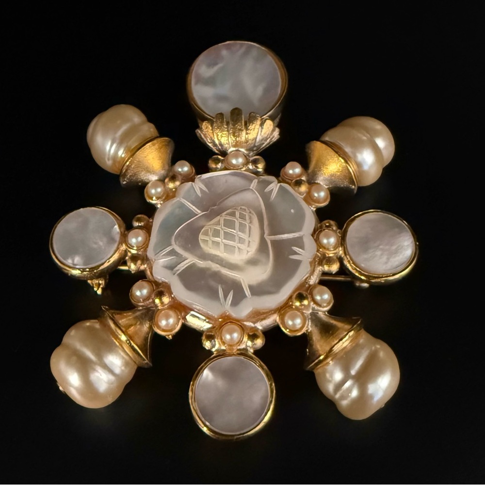 Jose Barrera Maltese Cross. Faux Baroque & SeedPearl & Mother of Pearl. Brooch. - Picture 5 of 6